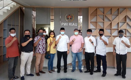 Silaturahmi ke PWI Riau, Abi Bahrun-Herman: Peran Media Sangat Penting